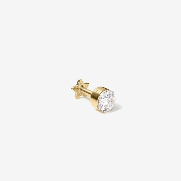 Vince LAB AIR™ gold flat-back stud with a round lab-grown diamond, shown from the side.