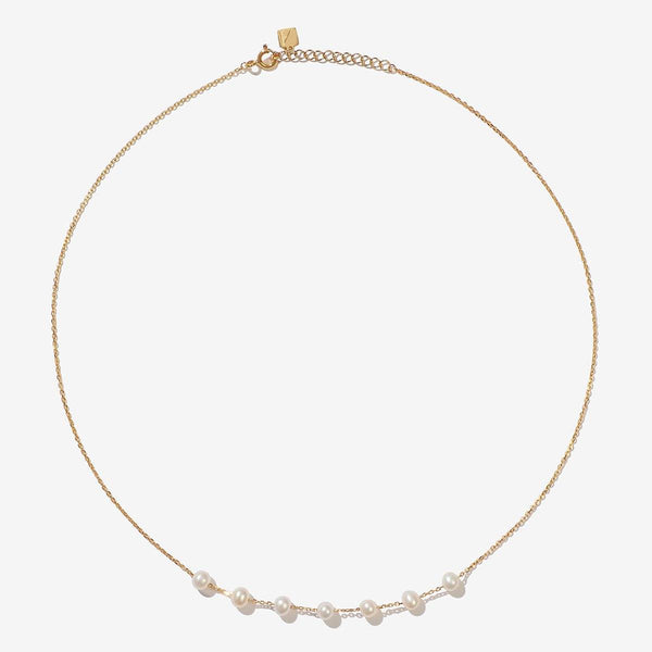 Met pearl necklace
