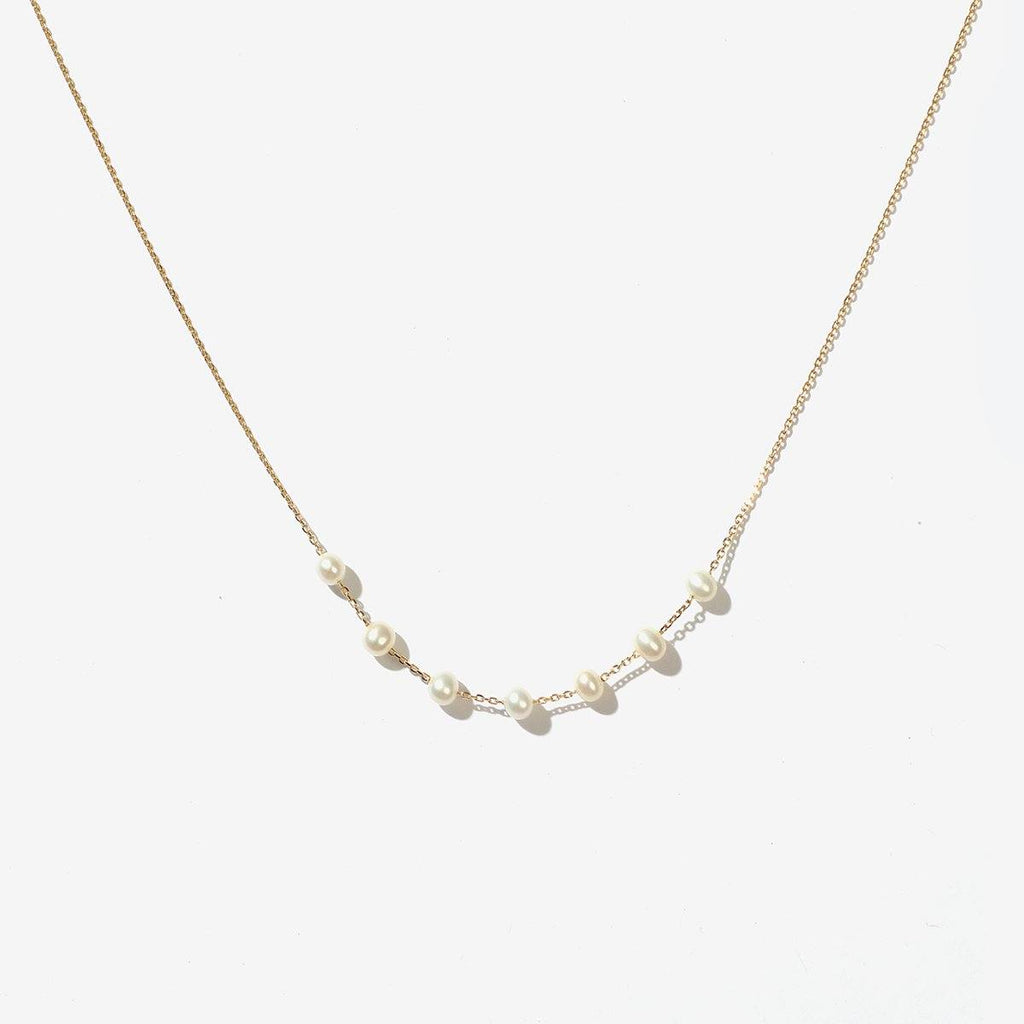 Met pearl necklace