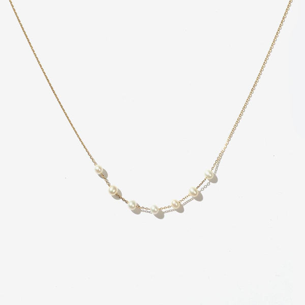 Met pearl necklace