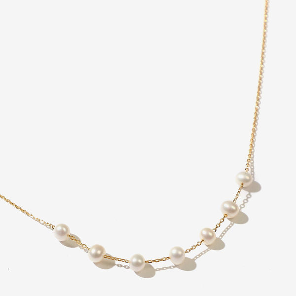 Met pearl necklace