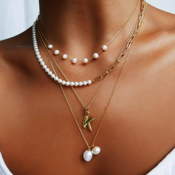 Met pearl necklace