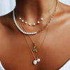 Met pearl necklace